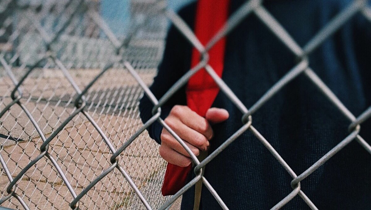     В Ростовской области 17-летнему подростку из Новошахтинска грозит от 5 до 12 лет тюрьмы из-за хранения и продажи наркотиков через «закладки», об этом сообщили в пресс-службе СУ СК РФ региона.