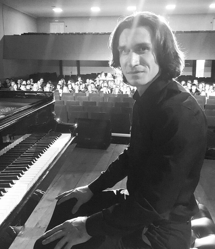 Играю на рояле на съемках с массовкой. 