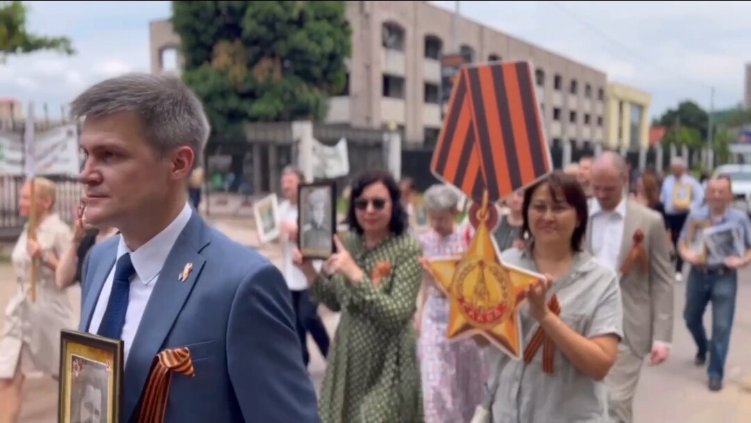 Очень хорошо понимая, с возрождением чего мы столкнулись, мы особенно ценим эту поддержку африканских братьев. Спасибо, друзья!