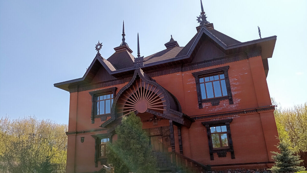 Вот такое симпатичное здание, похожее на старинный замок, где живут маги или колдуны. Это частный музей "Лес-чудодей". Все фото автора, листайте галереи