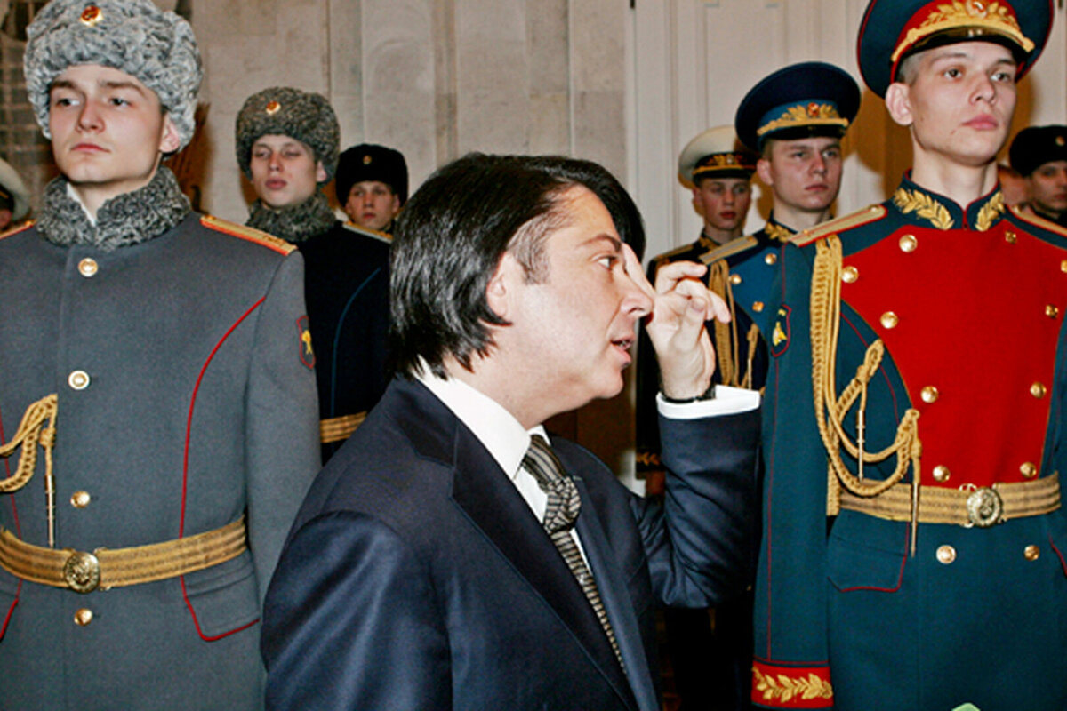     Правда ли, что Валентин Юдашкин создал форму для сотрудников ГИБДД?