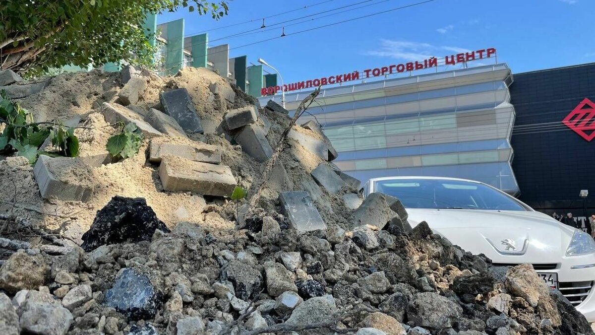     Волгоградские власти наконец взялись за разбитые тротуары в Ворошиловском районе. Вот уже больше недели пешеходная зона на Рабоче-Крестьянской перерыта техникой, а горожанам приходится обходить траншеи вдоль проезжей части. Смотрим, как сейчас выглядит главная улица района.