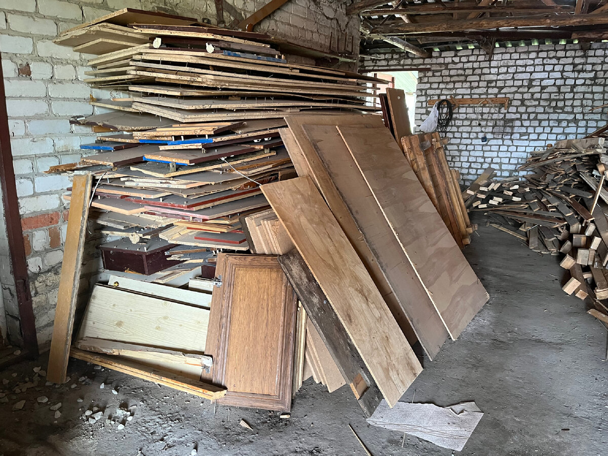 Вот эта куча. Хотя фанеру не нужно было грузить. И осталось в этой куче гораздо меньше, только ДСП.