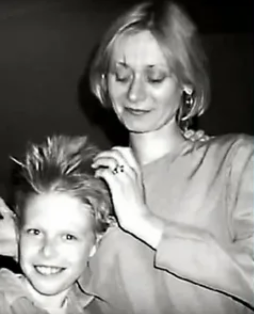 Никита в детстве с мамой. Фото из открытых источников.