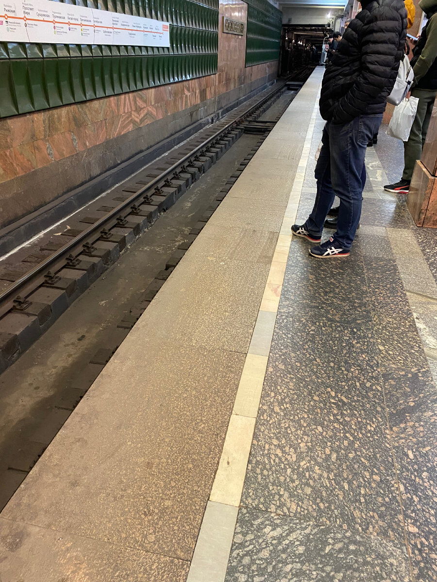 Стоят люди неправильно.