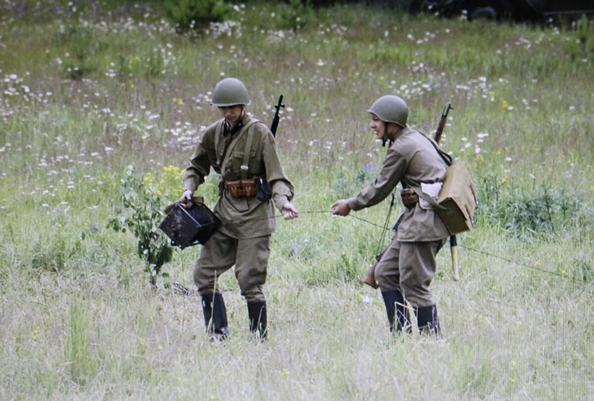 У бойца катушка ТК-2 с полевым кабелем.... Фото из сети.