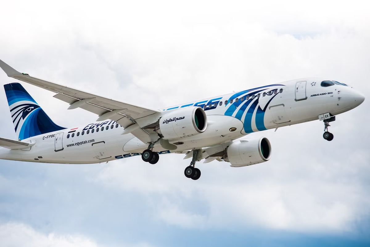 Airbus 100. Самолёт Airbus a220. A220-300 EGYPTAIR. Аэробус 220 Egypt Air. Аэробус а 220-300.