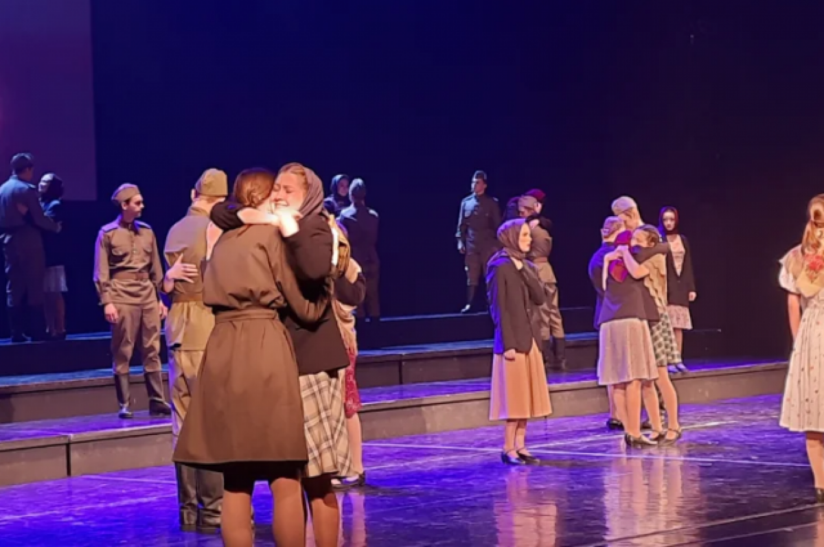    В тюменском ДК «Нефтяник» состоялся показ спектакля «Осколки от войны»