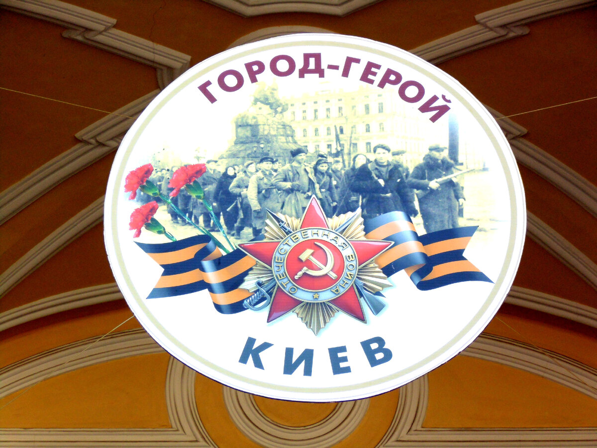 Фото автора. Эмблемы городов-героев на галерее Большого Гостиного Двора в 2020-м году.