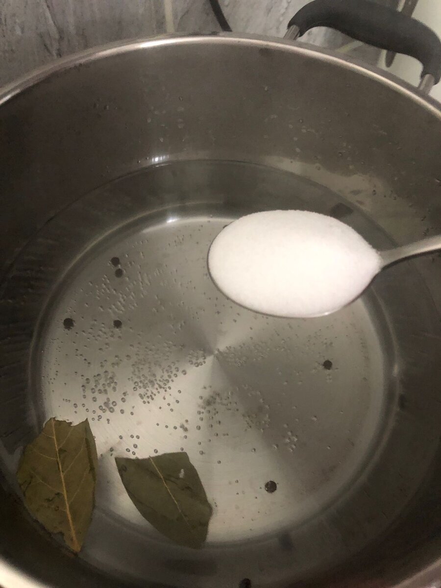 В кастрюлю бросаем лавровый лист и чёрный перец ( горошек) , заливаем кипятком , добавляем соль и размешиваем.