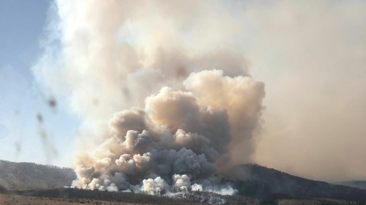     В Хакасии за сутки потушили два лесных пожара. При этом в республике продолжает гореть тайга, а к этому добавилось еще одно возгорание.