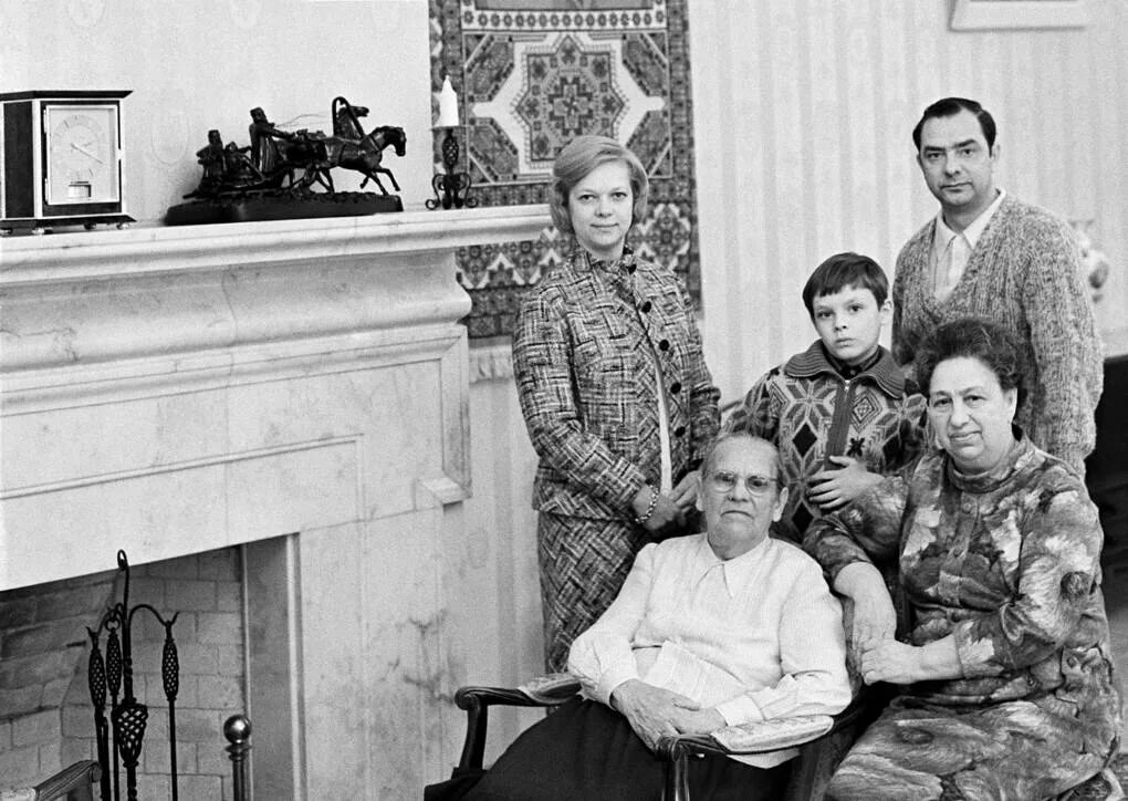 Брежнева Людмила Владимировна- жена Юрия Леонидовича(сына генсека Л.И.Брежнева)  на этом фото стоит возле камина.