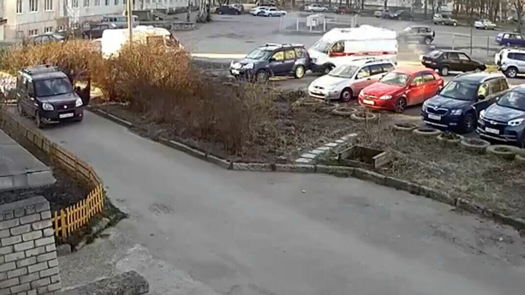     По словам очевидцев, транспортное средство угнали. Момент ДТП попал на видео.