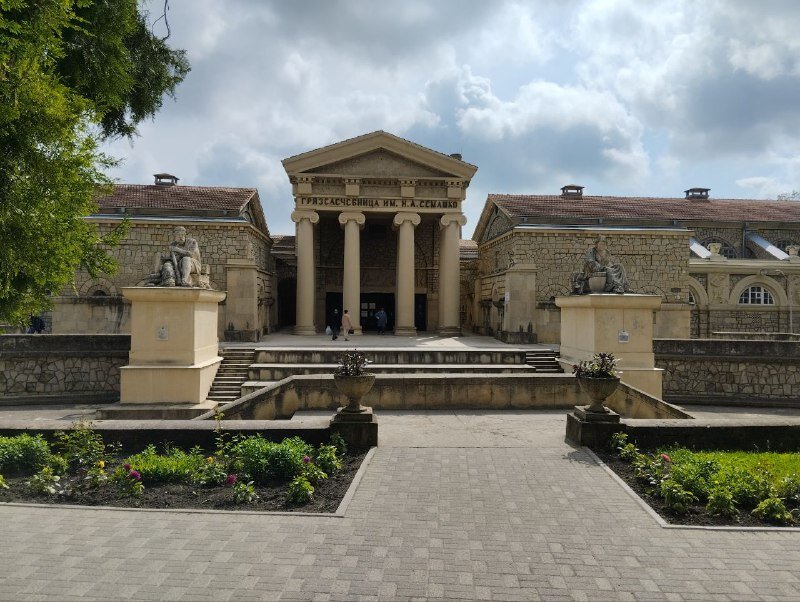 Грязелечебница построена в 1915г по проекту академика Шреттера Евгения Федоровича.Исполнитель работ архитектор-инженер Шамврицкий Иван Георгиевич.