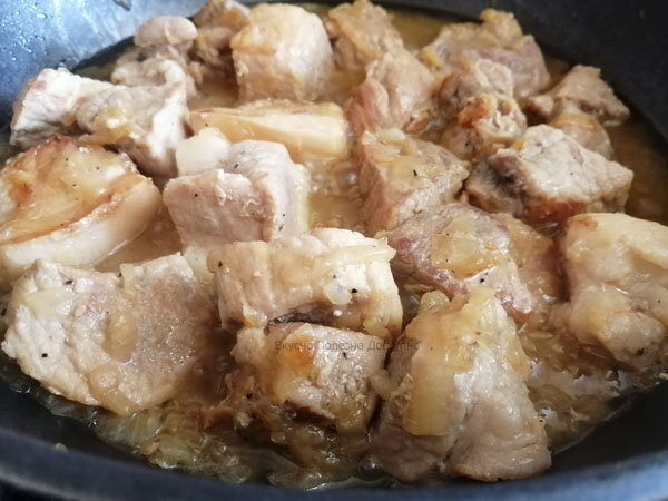 мясо с луком и сливочным маслом