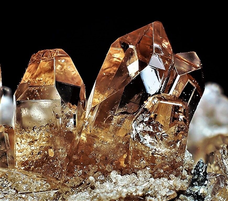 Топаз в горной породе.