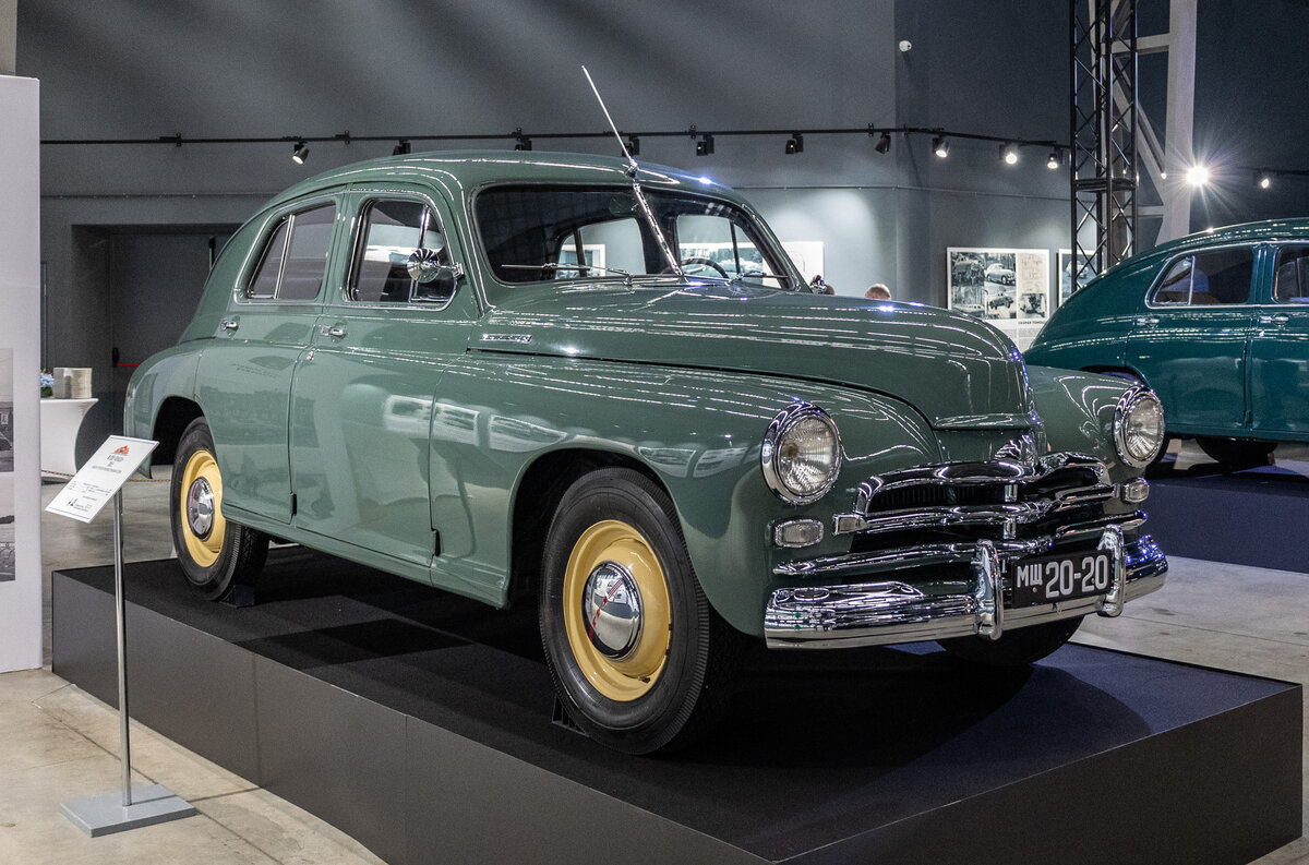    В конце 1930-х годов в Америке и Европе появилась тенденция перехода к новым формам автомобилей: машины становились ниже, шире, с коротким капотом, просторным салоном и отделением для багажа. Новые мировые тенденции планировалось воплотить в модели третьего поколения легковых автомобилей ГАЗ.   
Светлана Парфенова