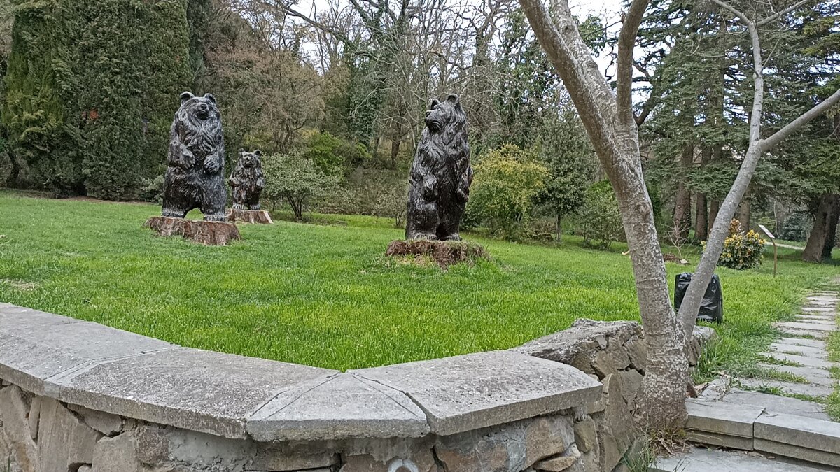 Мишки у входа в Массандровский парк