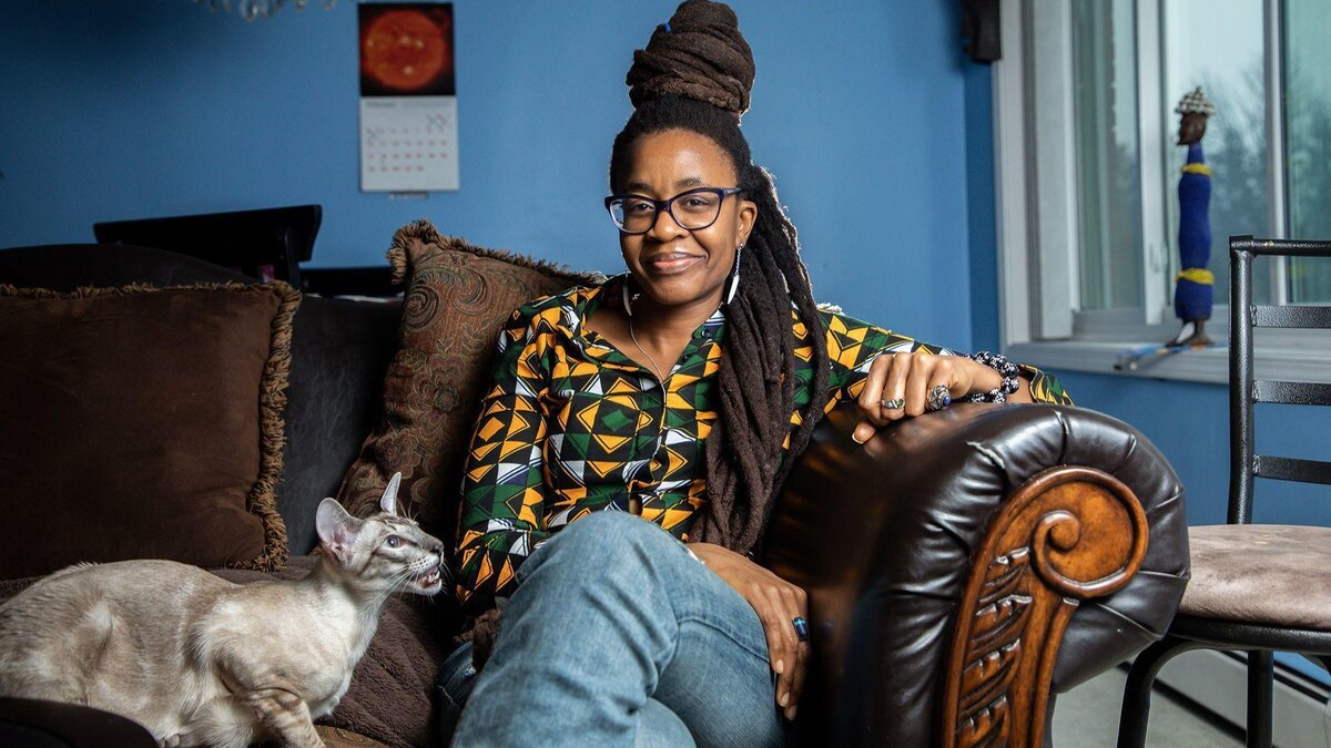 Ннеди Окорафор- американская писательница нигерийского происхождения с очень колоритной внешностью - автор более десятка подростковых книг и комиксов, многие из которых (в частности, "Черная пантера" и "Ваканда навеки") были экранизированы Marvel