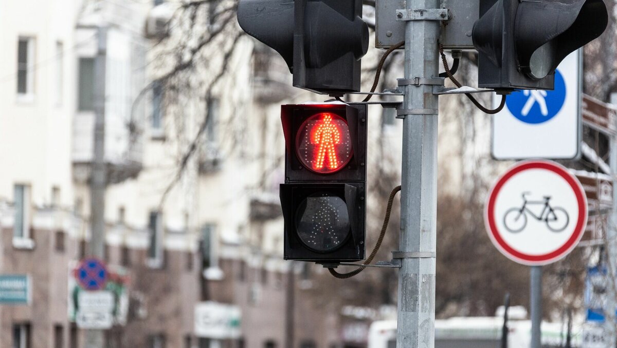     В Ростове изменили схему работы светофора на перекрестке областной трассы «Ростов — Новошахтинск» с Торговым проспектом, об этом сообщили в пресс-службе донского Минтранспорта.