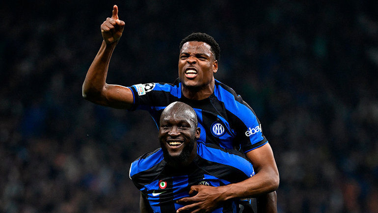    Дензел Дюмфрис и Ромелу Лукаку празднуют победу над «Миланом». Reuters