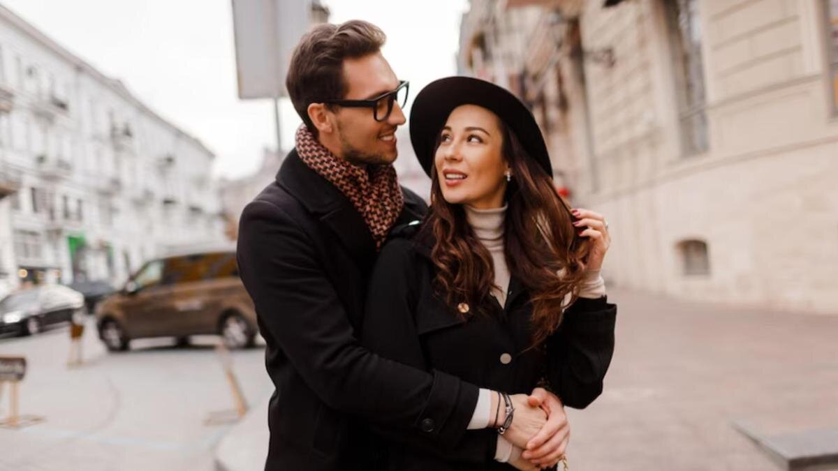    Мужчина обнимает женщину на улице:Freepik