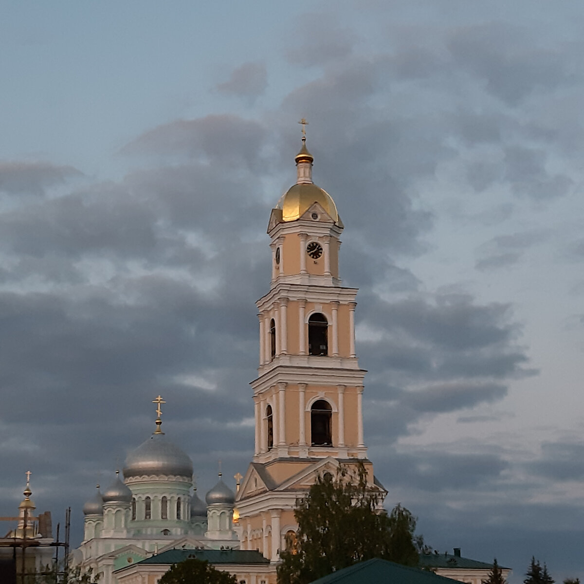 Крест на куполе в Дивеево