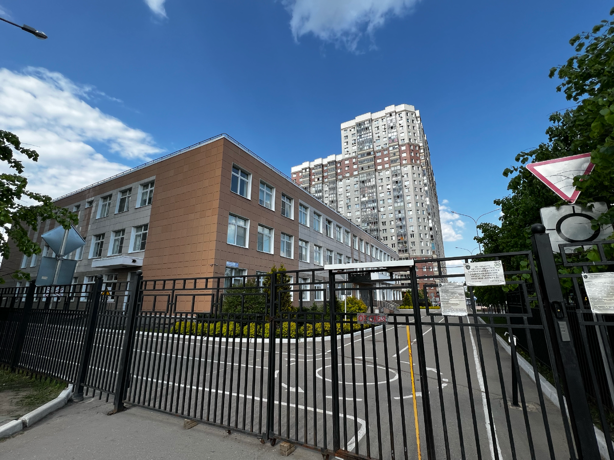 Школа 17 холмы. Школа в изумрудных холмах красногорск. Школа в изумрудных холмах красногорск. Школа 16 красногорск. 17 школа красногорск изумрудные.