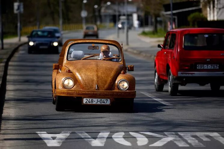 71-летний Момир Бойич за рулем деревянного Volkswagen Beetle, Босния Фото: REUTERS