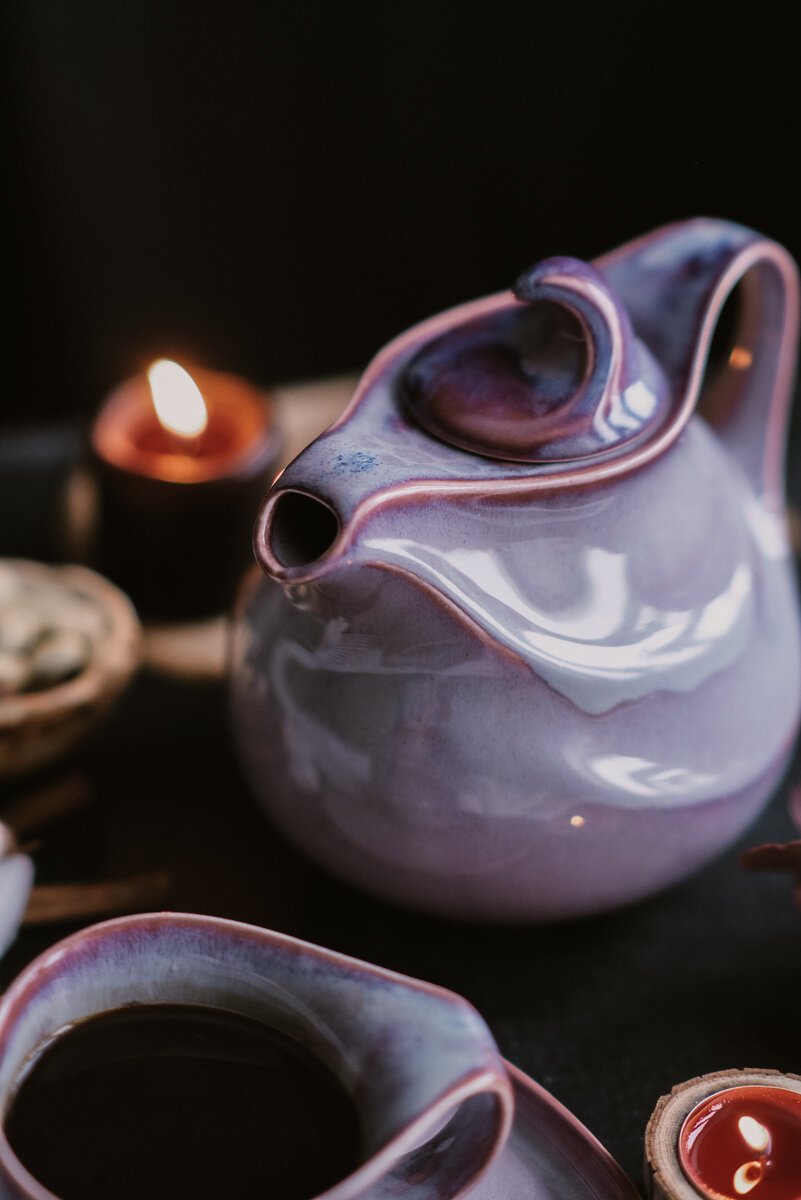 На фото серия "Туманный Лориэн" Мастерской дизайнерской посуды "VELES". Чайник 1200 мл цветок Фригг.