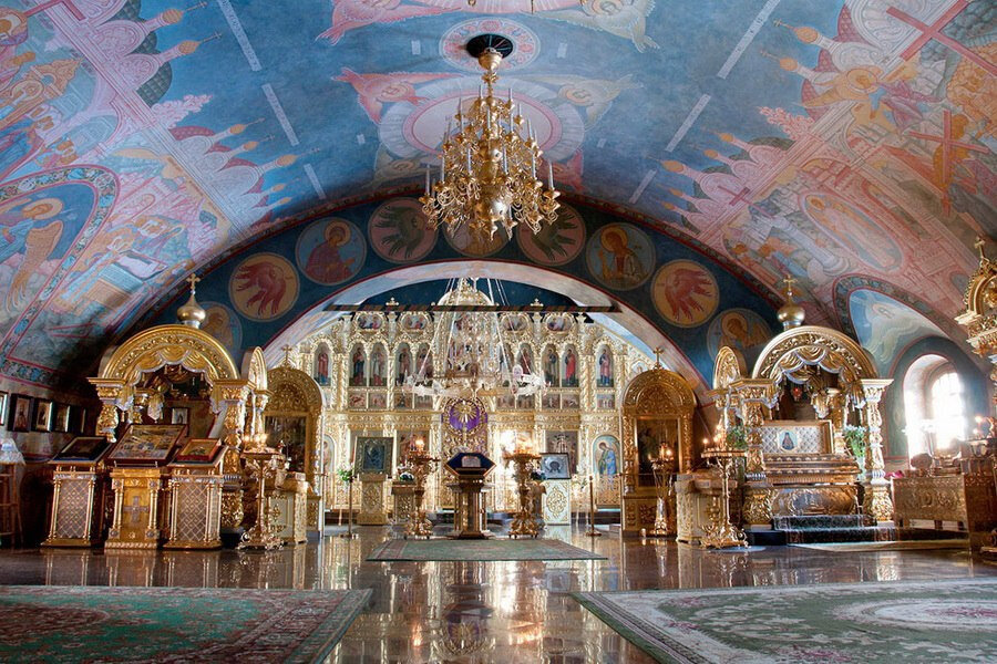 Крестовоздвиженский храм — самая древняя постройка монастыря. Возведен в 1625 году. 