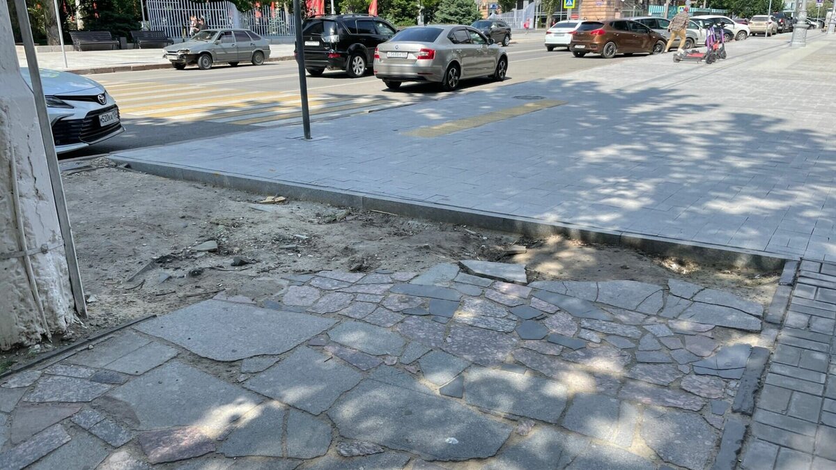     Ремонт тротуарного покрытия на Аллее Героев этой весной приковывает огромное внимание волгоградцев. В том числе вопросы вызывает участок на самом видном месте, около улицы Советской. Он до сих пор не доделан.