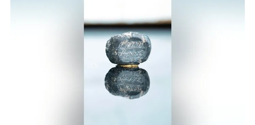 Удивительные находки, относящиеся к периоду Первого Храма, были сделаны в знаменитом иерусалимском Городе Давида . По мнению экспертов, артефакты были обнаружены в руинах строения, разрушенного в 6 веке до нашей эры, вероятно, во время разрушения Иерусалима вавилонянами в 586 году до нашей эры.