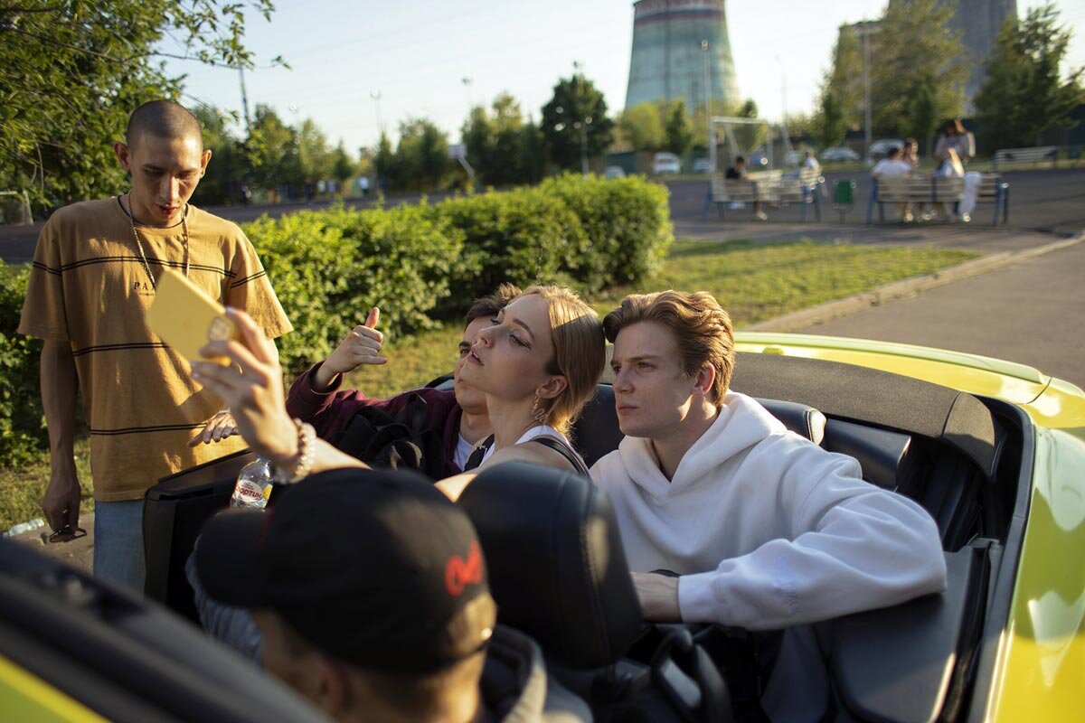 MoreTV. 2021 год. 8 серий по 20 минут. 

КиноПоиск: 8.1. KinoOrel - 90/100. 

Драма, комедия. 

Режиссёр: Рустам Ильясов.

В ролях: Никита Волков, Виталий Андреев, Анастасия Крылова, Тимофей Елецкий, Владимир Гарцунов, Святослав Рогожан, Мила Ершова, Алёна Швиденкова, Глеб Калюжный, Вильма Кутавичюте, Александр Лыков. 

 