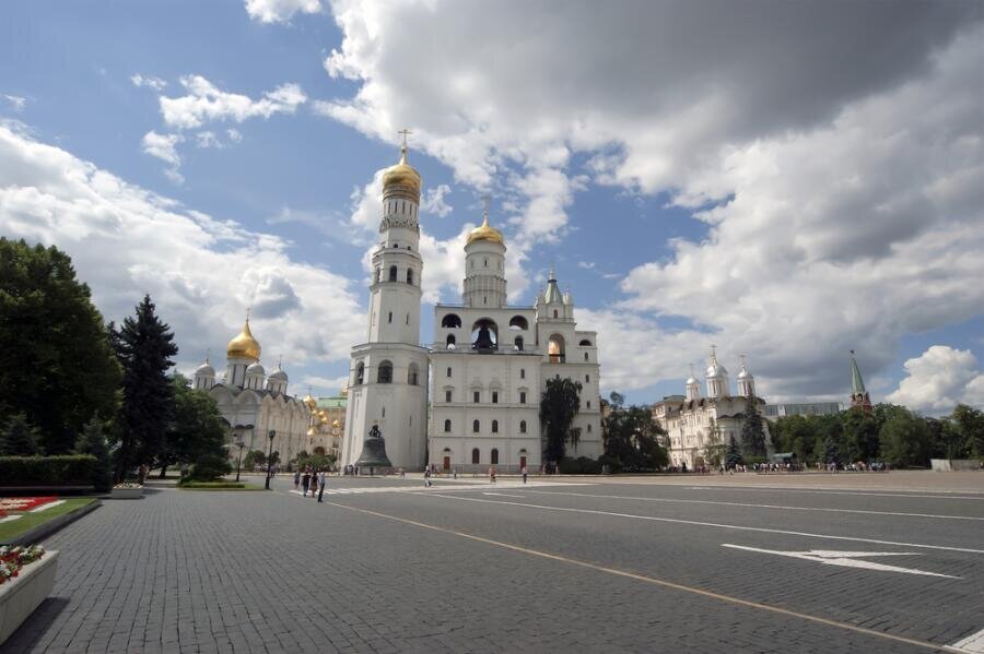 Ивановская площадь в Москве. Колокольня Ивана Великого. Кричать во всю Ивановскую.