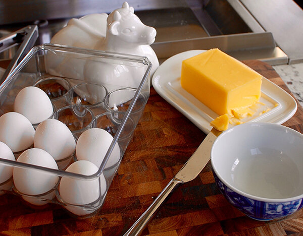 Рецепт для тех, кто любит есть на завтрак яичницу или одно яйцо на тосте. А также для тех, кому лень вынуть сковороду и пожарить яйцо.-2
