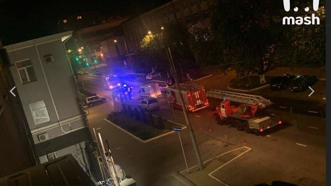     Власти Белгорода сообщают о как минимум четырех атаках дронов на административные и частные здания.