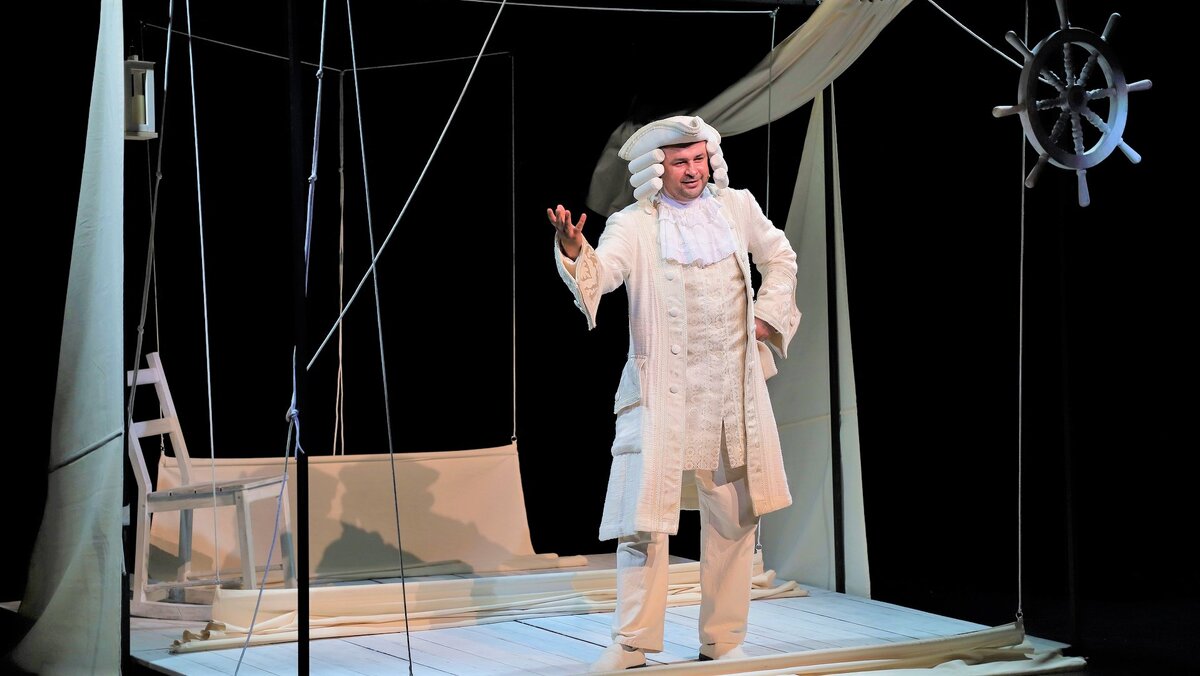    Для юных вартовчан Тюменский ТЮЗ показал спектакль про Мюнхгаузена