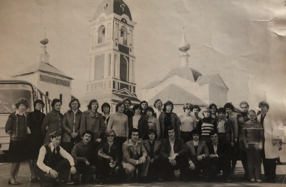 Группа студентов подготовительного отделения ИХТИ   Вместе  с куратором – доцентом Т.С. Карабиновой (первая справа) в г. Суздаль
