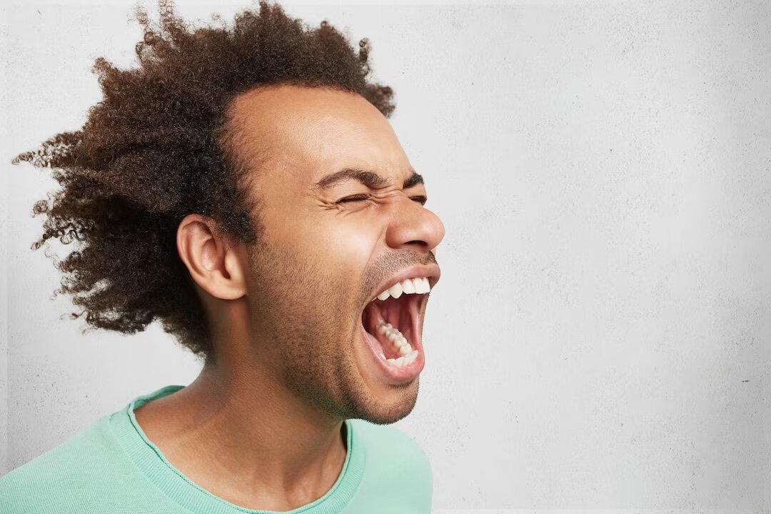 <a href="https://ru.freepik.com/free-photo/horizontal-portrait-of-man-with-dark-skin-and-afro-hairstyle-screams-in-despair-opens-mouth-widely-being-in-panic_9880055.htm#query=%D0%A5%D0%B0%D1%80%D0%B0%D0%BA%D1%82%D0%B5%D1%80&position=29&from_view=search&track=sph">Изображение от wayhomestudio</a> на Freepik