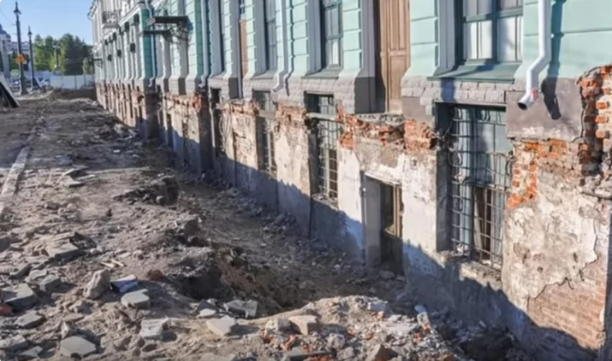 Завалить первый. Омск музей Врубеля закопанный. Культурный слой закопанные города. Засыпанные первые этажи зданий в Москве. Потоп 19 века засыпанные города