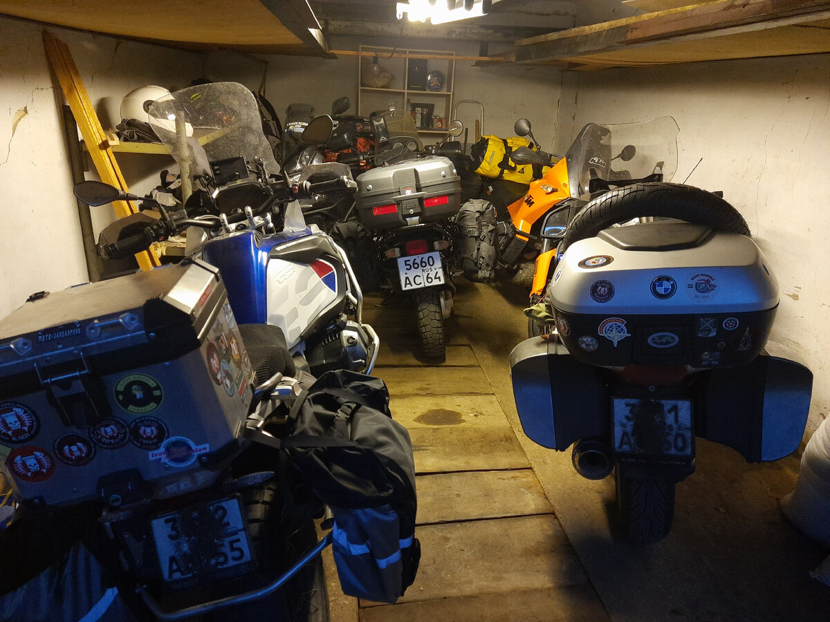 В гараж уместились все: КТМ, два "гуся" и Эртеха. Там, в самом углу стоит моя Энцэха. 