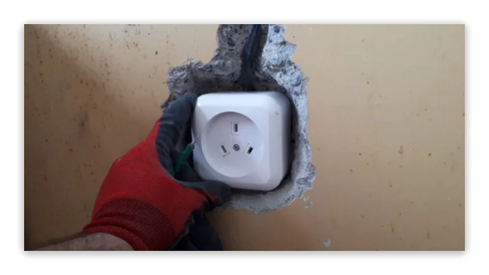 Необходимо приготовить место и протянуть кабель.