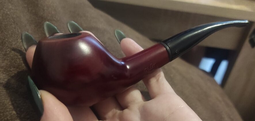 Трубка. Чаша трубки выполнена из прессованного дерева, чубук акриловый. Фото из личной коллекции. 