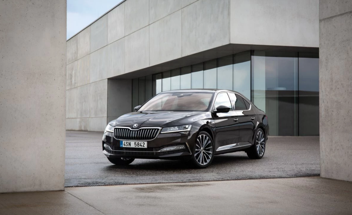     Премиальные лифтбеки Skoda Superb оказались дороговаты для жителей России