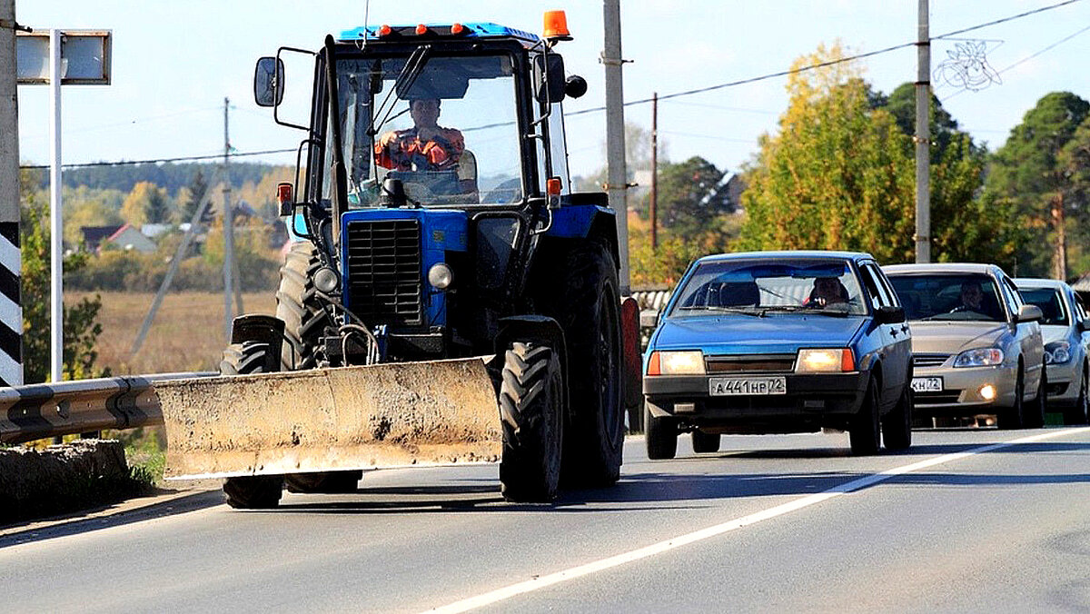 Тракторное движение. Дорожный трактор. Обгон трактора. Трактор на трассе. Трактор по дороге.