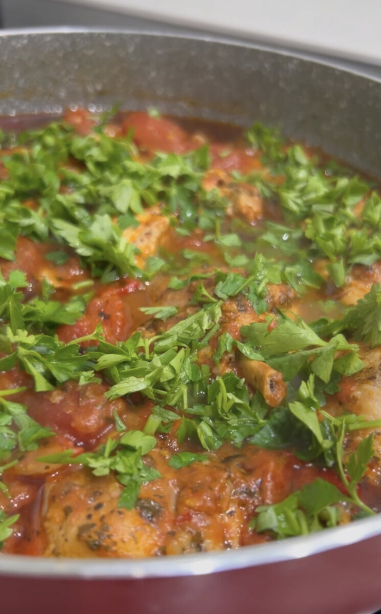 Чахохбили - известное блюдо грузинской кухни, тушёная курица с луком, помидорами, сладким перцем.