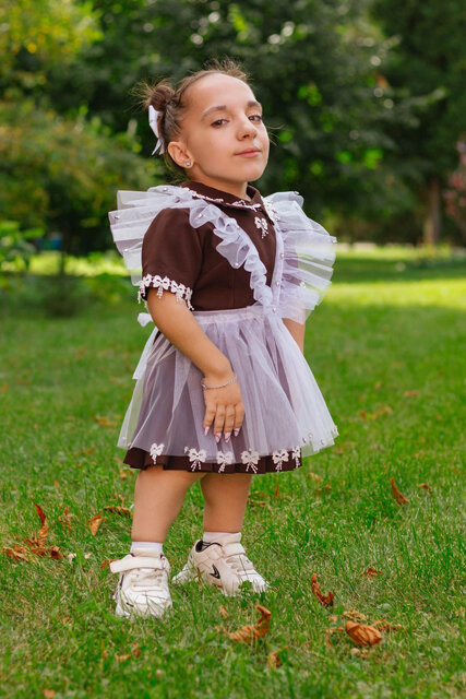    Миниатюрная выпускница Полина Скорик мечтает стать актрисой