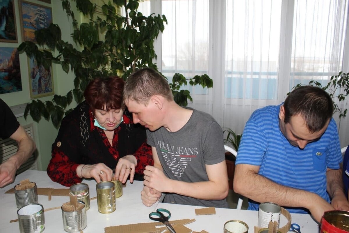 📷    В Орском доме-интернате плетут маскировочные сети и готовят блиндажные свечи Марина Шарт