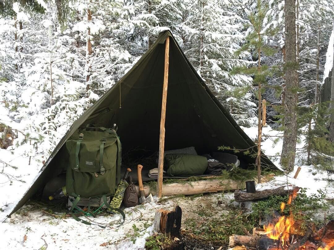 Поход под. Бушкрафт Лесные. Бушкрафт Бивак. Палатка выживальщика. Армейская палатка в лесу.